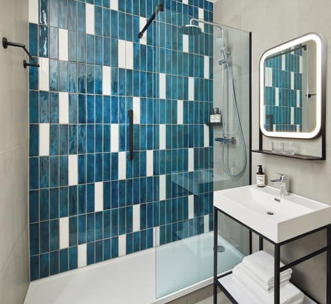 Executive King Room | Bathroom | Eco-friendly toiletries, hair dryer, towels, soap