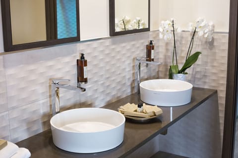 Executive Room, 1 Double Bed | Bathroom | Hair dryer, slippers, bidet