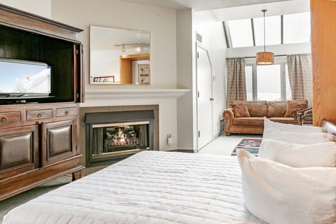Studio with Murphy Bed & Sleeper Sofa