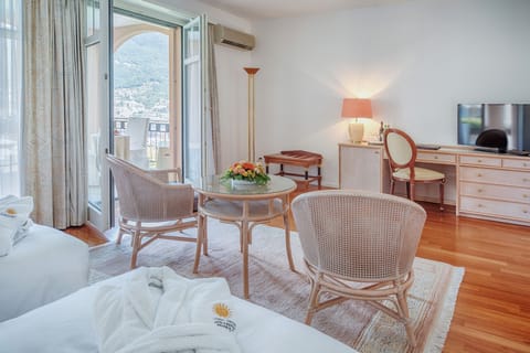 1 bedroom, hypo-allergenic bedding, down comforters, minibar