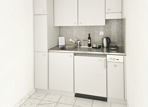Studio Apartment | Private kitchen | Electric kettle, highchair