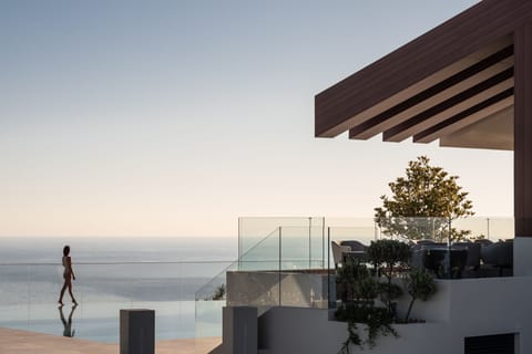 Unobstructed views of the sea, sky and city!