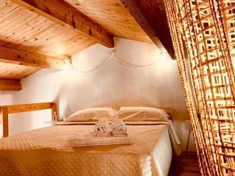 Classic Room | Frette Italian sheets, premium bedding, down comforters, minibar