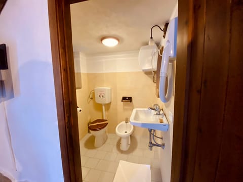 Family Quadruple Room | Bathroom | Shower, hydromassage showerhead, free toiletries, hair dryer