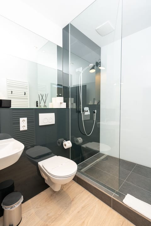 Deluxe Room | Bathroom | Shower, hair dryer, towels