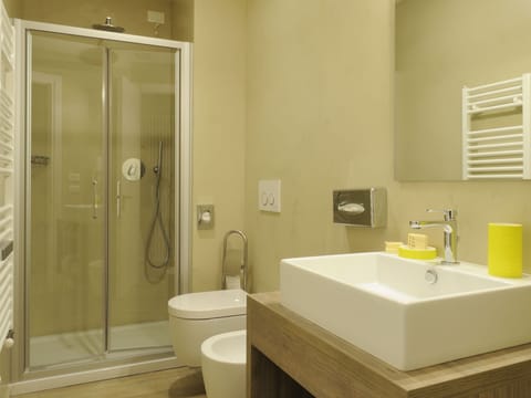 Standard Double or Twin Room (Letto Supplementare) | Bathroom | Shower, rainfall showerhead, free toiletries, hair dryer