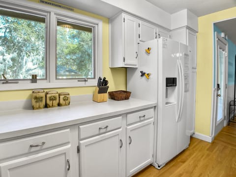 Galley kitchen has all you need to eat, drink, and enjoy! Galley kitchen has all you need to eat, drink, and enjoy! 