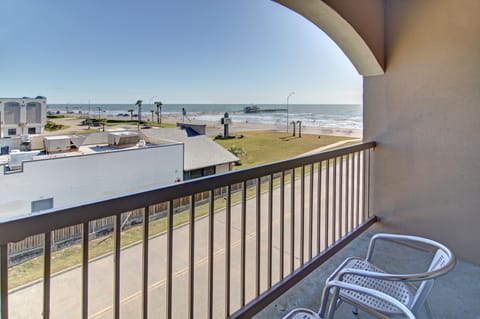 Standard Room, 2 Queen Beds, Non Smoking | Terrace/patio