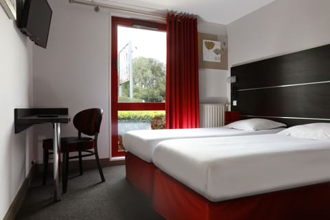 Standard Twin Room | Desk, laptop workspace, soundproofing, free WiFi