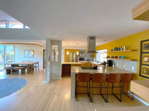 Bar, kitchen and dining room