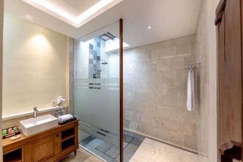 Luxury Villa, 2 Bedrooms, Garden View | Bathroom | Free toiletries, hair dryer, bathrobes, slippers