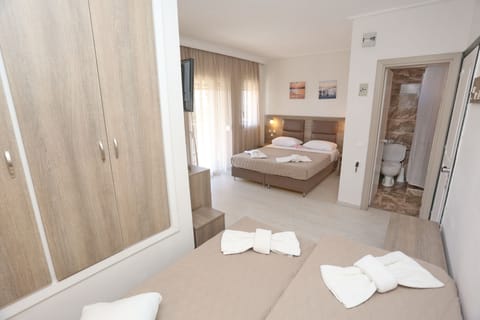 Triple Room (extra bed 4 persons) | Minibar, desk, soundproofing, free WiFi