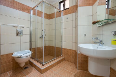 Queen Double | Bathroom