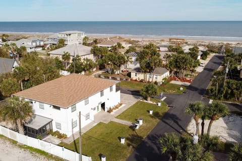 Stay at Coconut Grove and enjoy being able to walk to St. Augustine Beach & many local restaurants, including an ice cream shop next door!