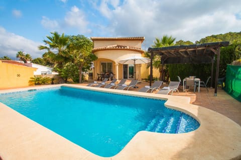 Exceptional holiday villa with private pool located in Calpe (Costa Blanca) for 6 people, with three bedrooms and two bathrooms distributed on a single floor.INTERIOR: This beautiful villa consists of a spacious living room with SAT / DTT TV, air conditioning and exit to the covered terrace and the pool. A fully equipped kitchen with hob and dishwasher. A bedroom with a double bed. One bedroom with two single beds. A bedroom with a double bed, air conditioning and a bathroom with bathtub en suite. In addition there is a separate bathroom with shower.EXTERIOR: Nice plot with diverse plants and trees, with a rectangular 8x4 pool with Roman stairs and outdoor shower. There is a beautiful barbecue to enjoy outdoor food. There is a room with a washing machine and parking for two vehicles on the same plot. The plot is completely closed.LOCATION: An ideal villa to take advantage of the proximity to the beaches and shops it offers. It is only 850 m from the nearest cove and 1.6 km from the sandy beach. The nearest restaurant is 170 m away and the supermarket is 1 km away.OBSERVATIONS: Free WiFi. Pets are allowed up to 12 kg with supplement