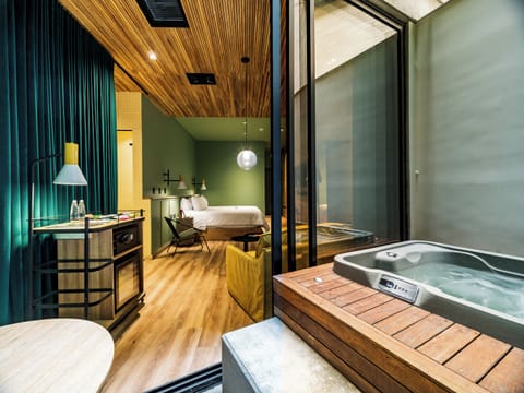 Grand Studio Suite, 1 King Bed, Hot Tub, Ground Floor | Hypo-allergenic bedding, down comforters, minibar, in-room safe