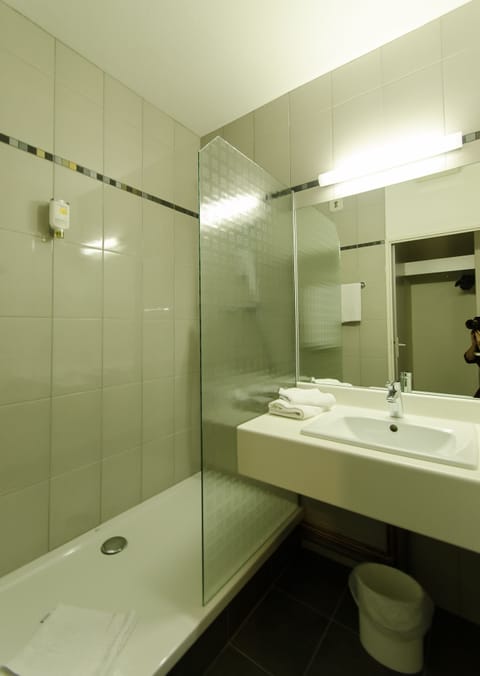 Standard Double or Twin Room | Bathroom | Rainfall showerhead, free toiletries, hair dryer, towels