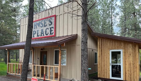 Rose’s Private Fully Enclosed Hot Tub