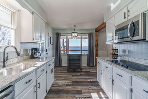 Kitchen & breakfast nook