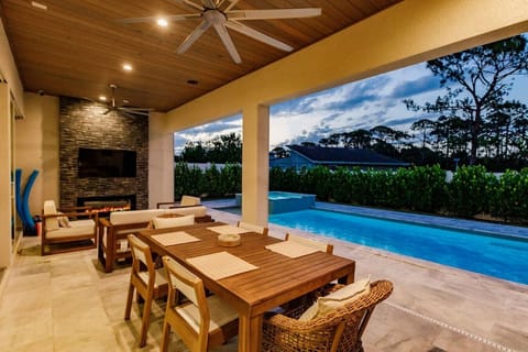 Lanai, Fireplace, Outdoor Living, Pool, TV, Sonos Sound System ..
