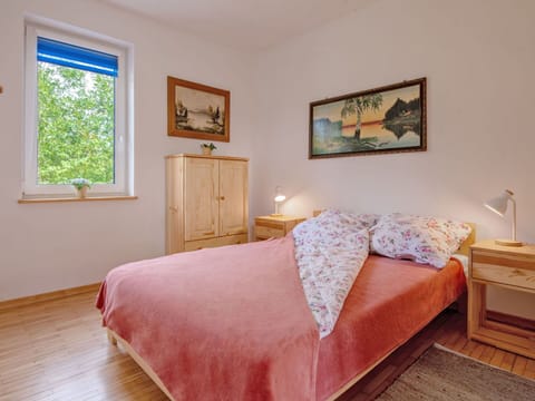 Bed, Bedroom, Bedding, Furniture, Bed Sheet, Interior Design, Wood, Room, Linens, Floor