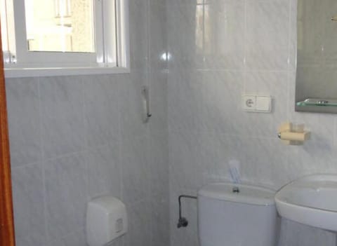 Bathtub, free toiletries, hair dryer, bidet