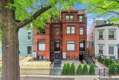 Historic 8BR luxury mansion with multiple kitchens, ideal for family reunions & corporate stays.