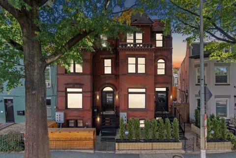 8BR Victorian mansion at twilight — sleeps 28, whole-building rental