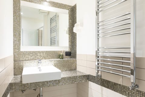 Double Room | Bathroom | Shower, free toiletries, hair dryer, towels