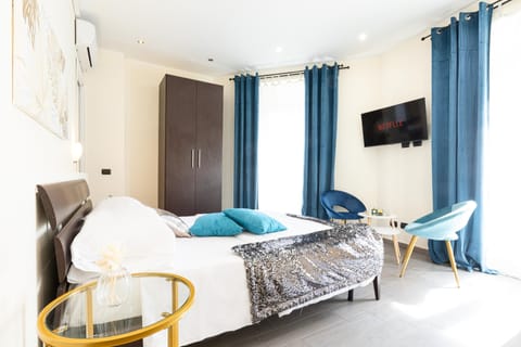 Triple Room | In-room safe, desk, soundproofing, free WiFi