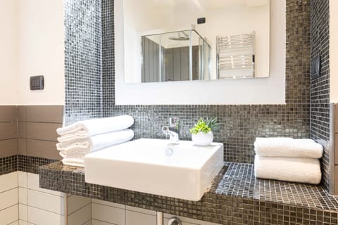 Triple Room | Bathroom | Shower, free toiletries, hair dryer, towels