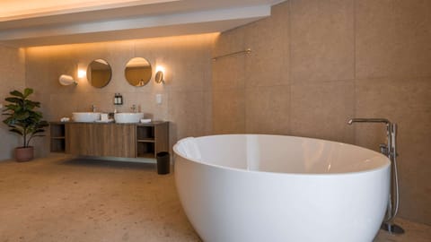 Deluxe Suite, 1 King Bed, Hot Tub, Sea View | Bathroom | Free toiletries, hair dryer, towels