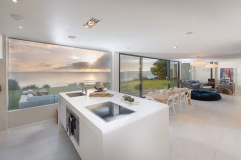 The kitchen, oven, stovetop and open dining/living room - Little Cottage