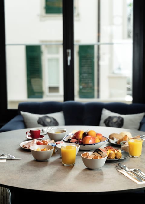 Daily buffet breakfast (CHF 25 per person)