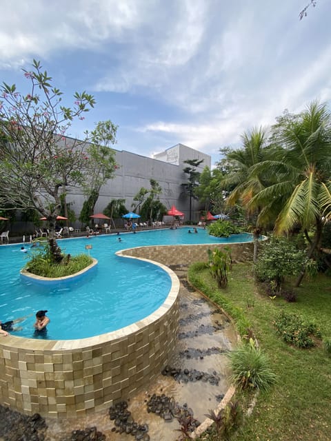2 outdoor pools