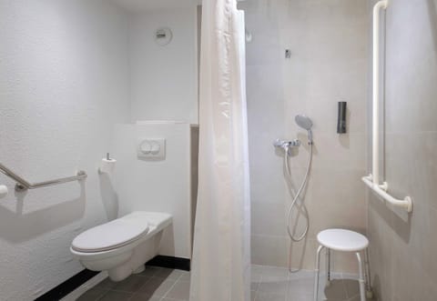 Double Room, Mobility Accessible, Non Smoking | Bathroom | Shower, towels, soap, shampoo