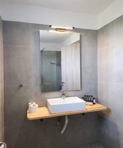Superior Quadruple Room, 1 Bedroom | Bathroom | Free toiletries, hair dryer, towels