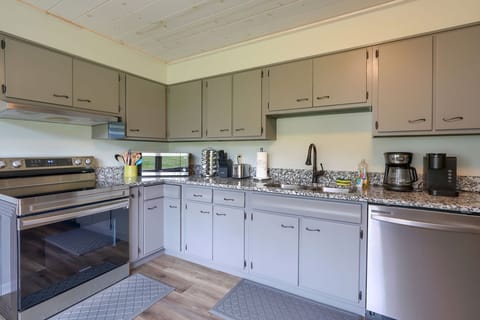 Kitchen: Keurig + Traditional coffee pot