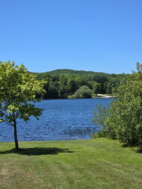 Spacious Lakefront cottage on the beautiful Six Mile Lake