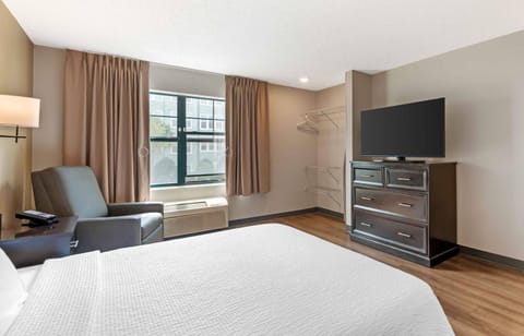 Studio, 1 Queen Bed, Accessible, Non Smoking | Desk, iron/ironing board, free WiFi, bed sheets