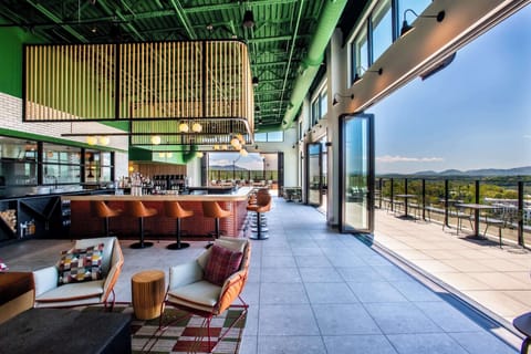 2 restaurants, breakfast, dinner served; American cuisine