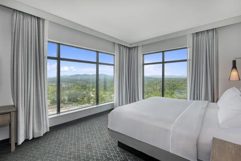 Premium bedding, in-room safe, desk, laptop workspace