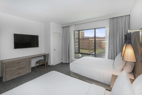 Premium bedding, in-room safe, desk, laptop workspace