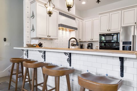 Crystal Gold - Breakfast Bar and Kitchen