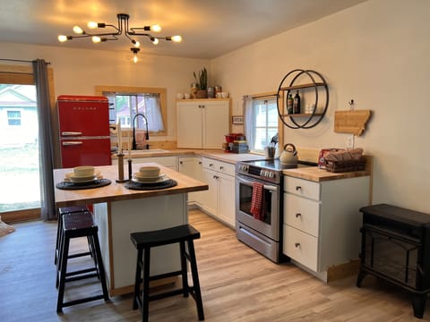 Brand new guest house two blocks off historic downtown Main St!