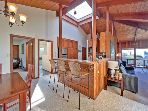 Diningroom to kitchen, and livingroom