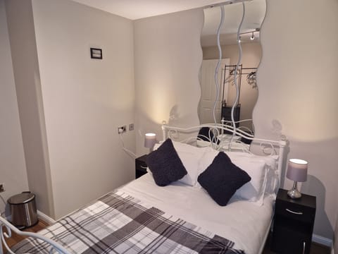 Apartment | 2 bedrooms, iron/ironing board, free WiFi, bed sheets