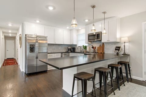 Breakfast at the bar, please!