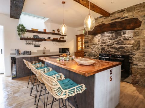 Cottage | Private kitchen | Fridge, dishwasher, electric kettle, toaster