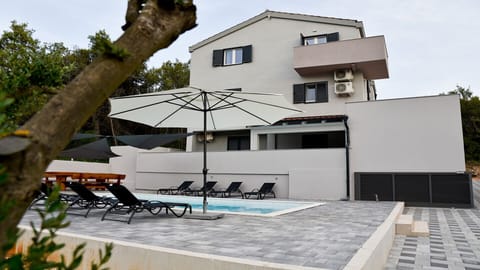 Beautiful 4-bedroom Villa with pool on the outer edge of the lively town of Zadar